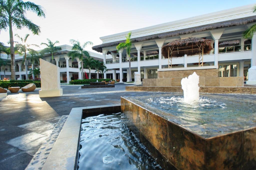 La alberca dentro o cerca de Grand Riviera Princess - All Inclusive