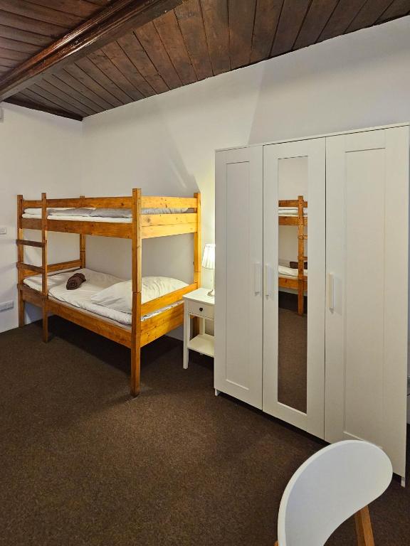 Postel nebo postele na pokoji v ubytování SCHRONISKO GOŚCINIEC RÓWNICA