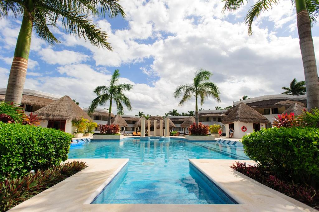 uma piscina num resort com palmeiras em Grand Riviera Princess - All Inclusive em Playa del Carmen