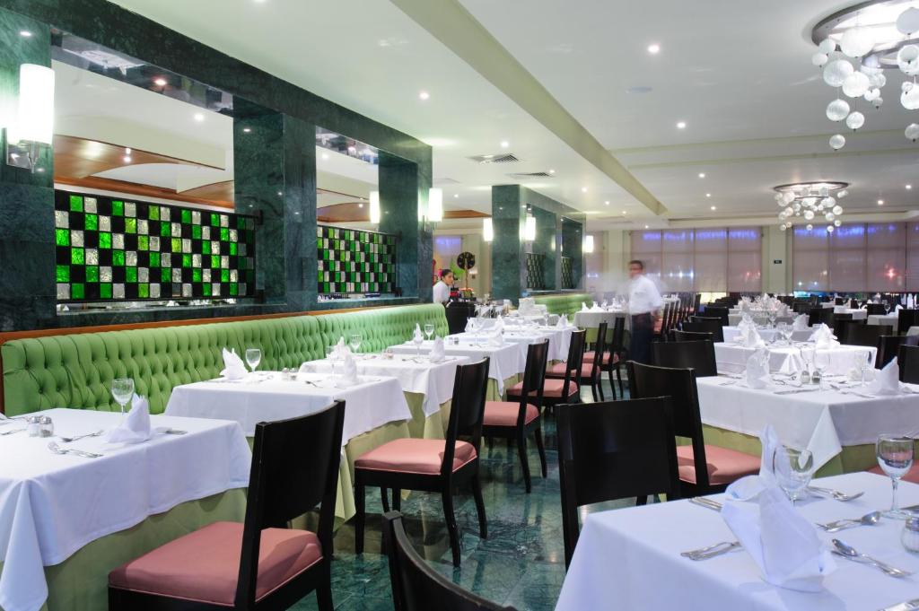 Un restaurante u otro lugar para comer en Grand Riviera Princess - All Inclusive
