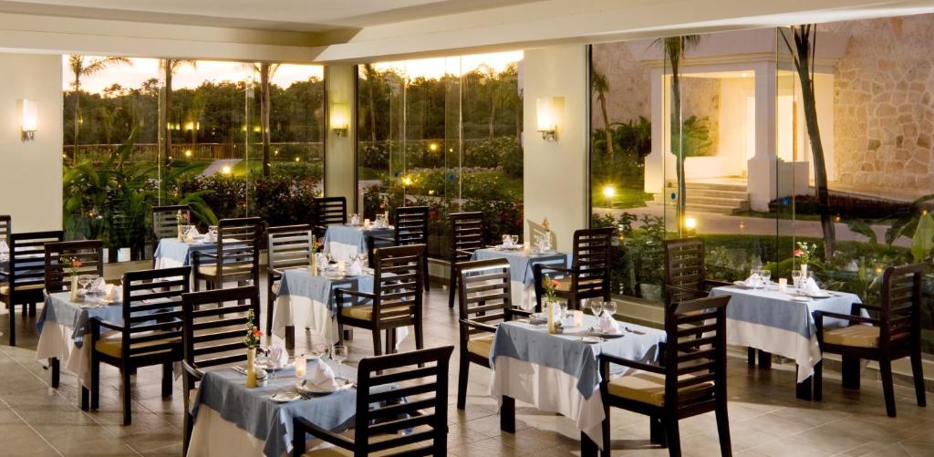 Un restaurante u otro lugar para comer en Grand Riviera Princess - All Inclusive