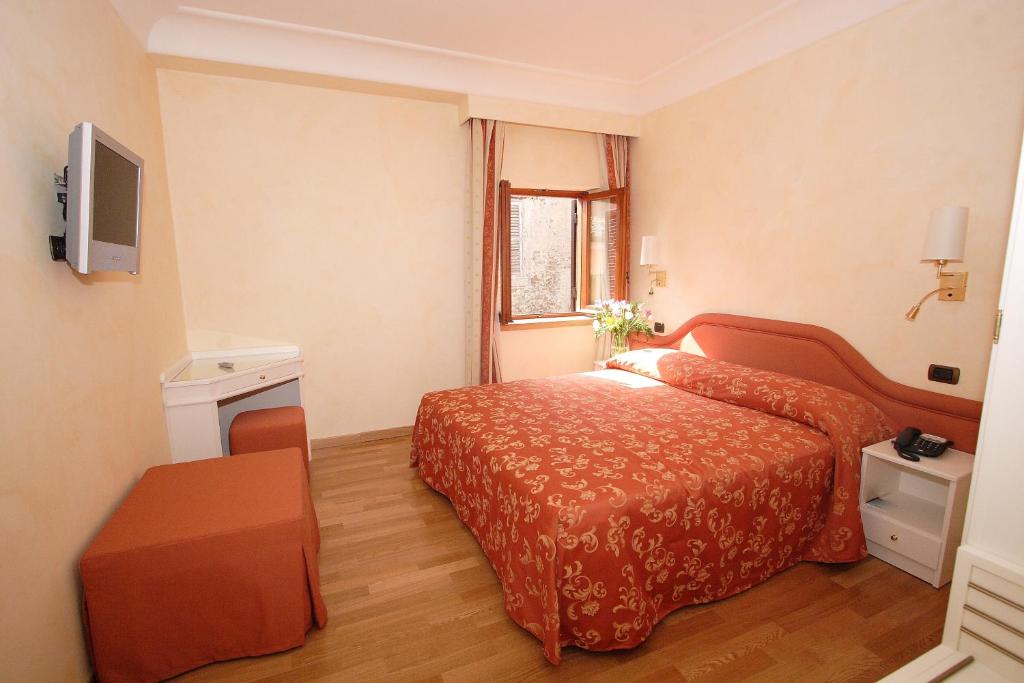 Postel nebo postele na pokoji v ubytování Hotel Castel Gandolfo