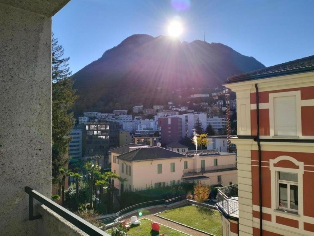 uma vista para uma cidade com uma montanha ao fundo em Jacks Haus em Lugano