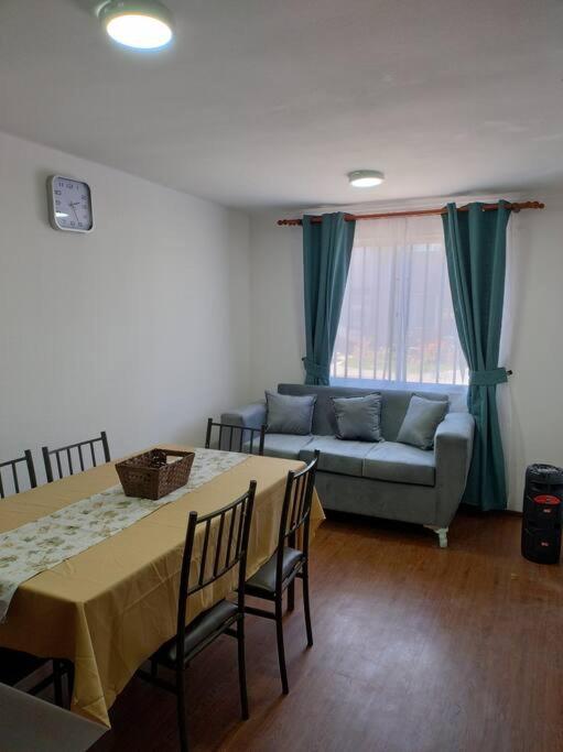 sala de estar con mesa y sofá en Arriendo diario Duplex La Serena en La Serena