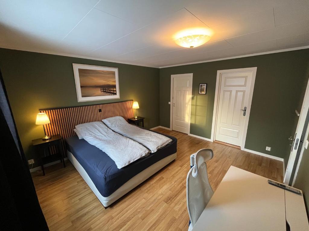 Un dormitorio con una cama y una mesa. en Stue, soverom og bad en Åmot