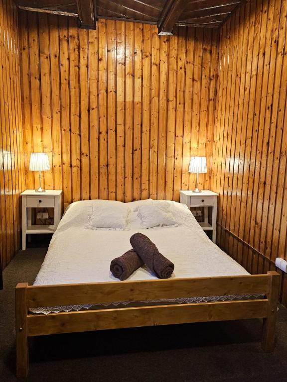 Postel nebo postele na pokoji v ubytování SCHRONISKO GOŚCINIEC RÓWNICA