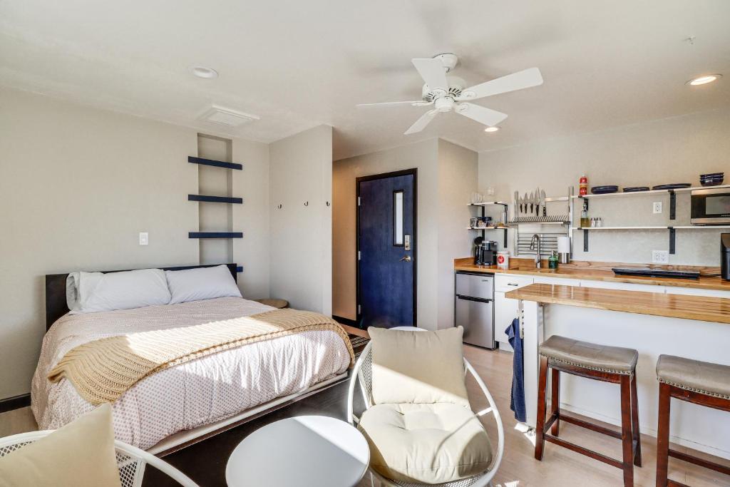 1 dormitorio con 1 cama, mesa y sillas en Quiet and Convenient Reno Studio Less Than 2 Mi to Downtown!, en Reno