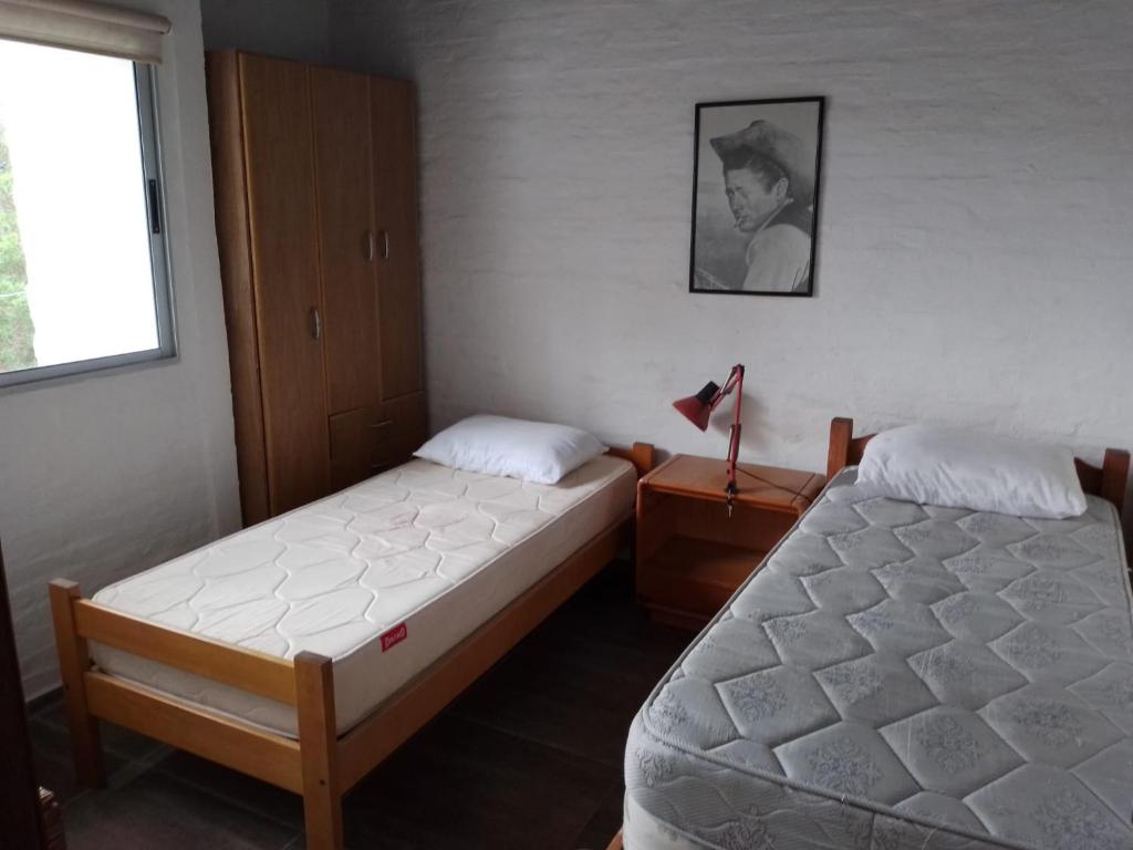 une chambre avec deux lits et une fenêtre dans l'établissement Altamira 1, à Punta del Este