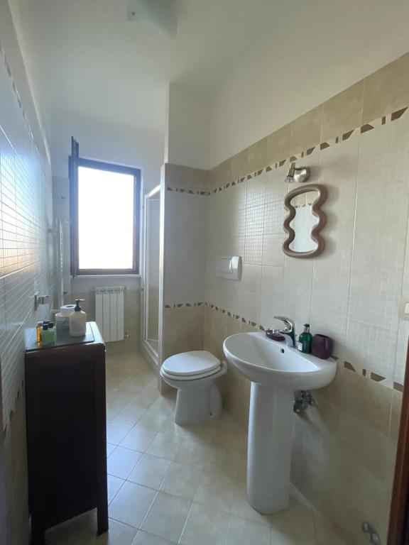 un bagno con un water bianco e un lavandino di Casa Calma a Quarrata
