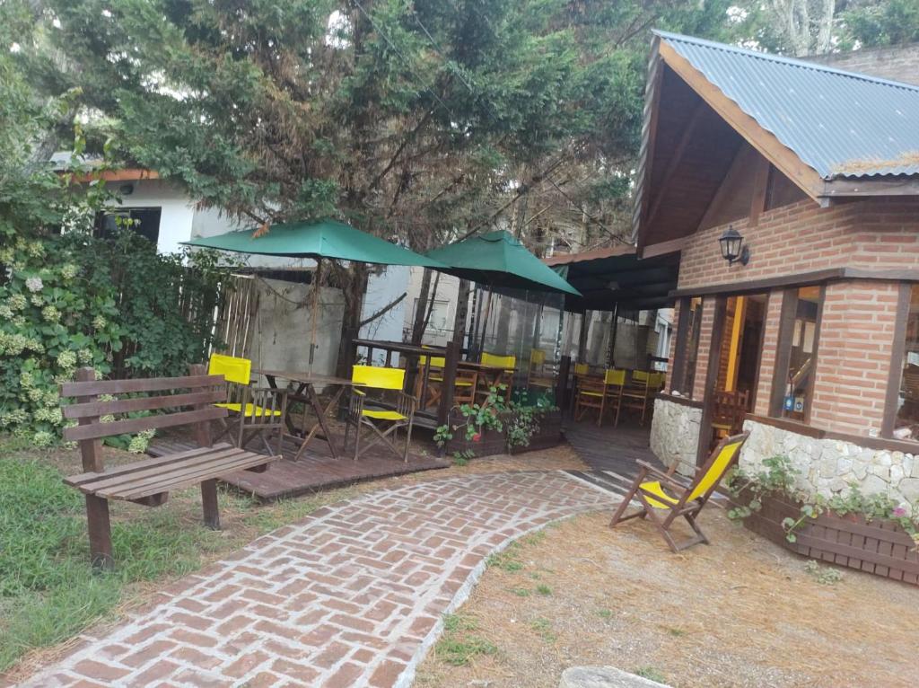 un patio con mesa, sillas y sombrilla en La Pinocha en Costa del Este
