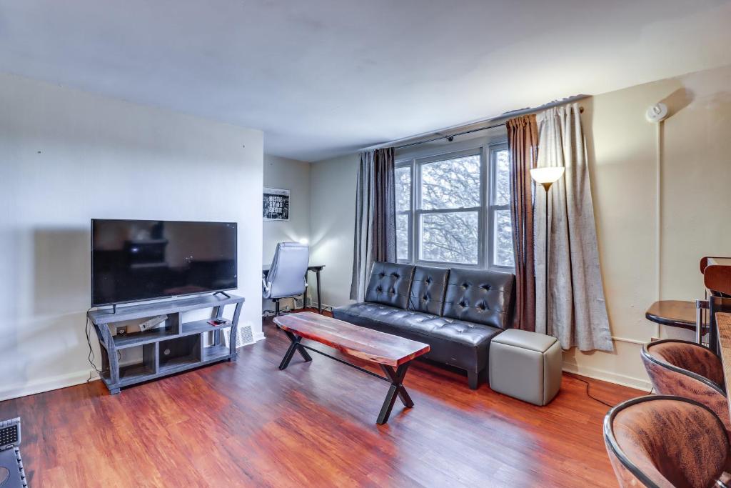 uma sala de estar com um sofá e uma televisão de ecrã plano em Cozy Easton Condo Near Historic Downtown em Easton