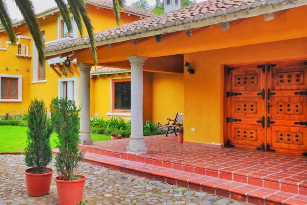 キトにあるQuito Airport Villa Lux Guayllabamba 8 paxの黄色い家
