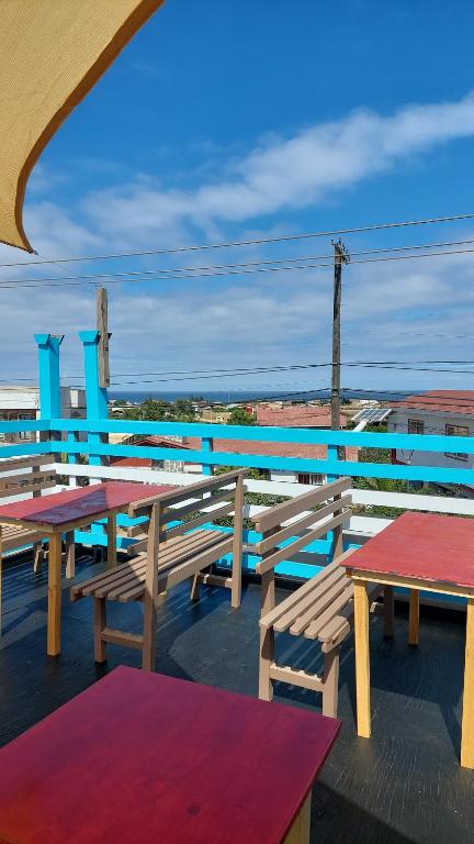 un gruppo di tavoli e panche su un ponte di Hotel Gran Riviera a Cartagena