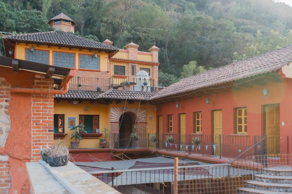 Casa antigua con porche y balcón. en Vihara - Spa, Yoga, Wellness & Events en Antigua Guatemala