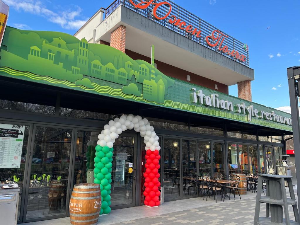 un restaurante con un arco frente a un edificio en Южен полъх Italian style, en Plovdiv