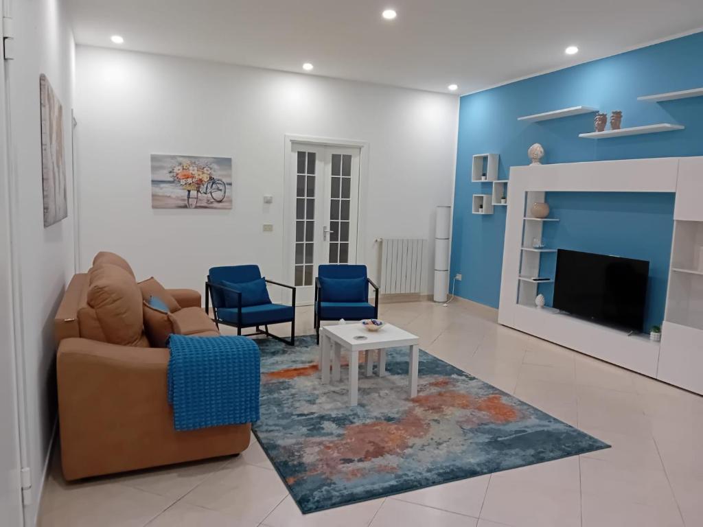 ein Wohnzimmer mit Sofa und Fernseher in der Unterkunft Kalsa Casa dei Mori in Palermo