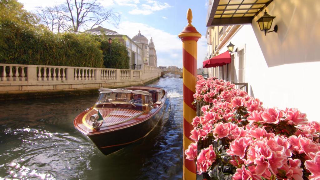 Výhled na řeku, která protéká v blízkosti hotelu