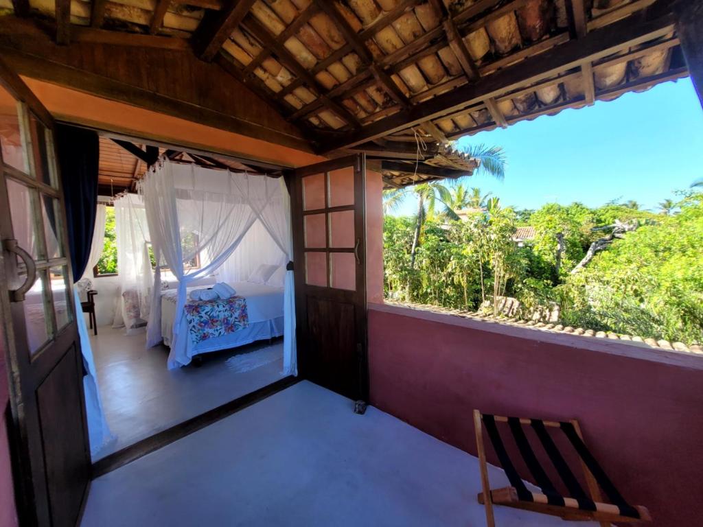 Habitación con cama y ventana en Pousada Flor Do Mar en Caraíva