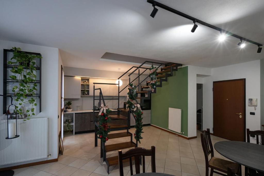 uma sala de estar com uma mesa e uma escada em Relax tra il legno e il verde em Piacenza