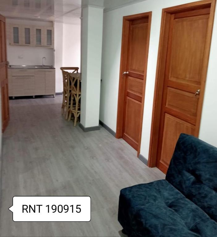 ein Wohnzimmer mit einem Sofa und einem Tisch in der Unterkunft Apartamento vía a termales in Santa Rosa de Cabal