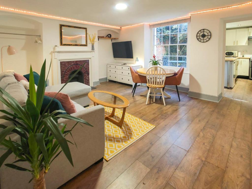 un salon avec un canapé et une table dans l'établissement Base78, Your Place in BristoI, Close to Station, Harbourside & City, à Bristol