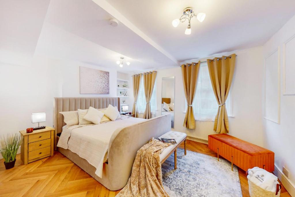 een slaapkamer met een groot bed en een raam bij Park Lane Apartments Harrowby street in Londen
