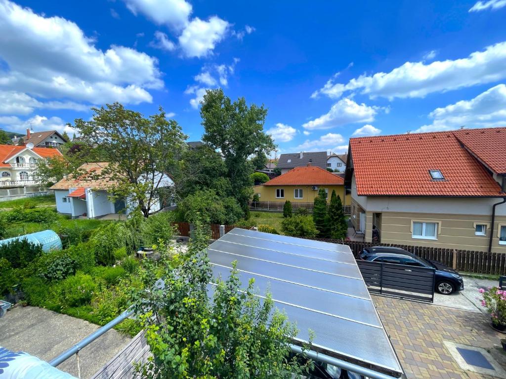 akw zonne-installatie op een dak van een huis bij Rozsé Apartman-tetőtér in Budaörs