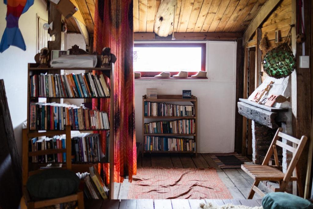 a room with a book shelf filled with books at Satori in Barra de Valizas