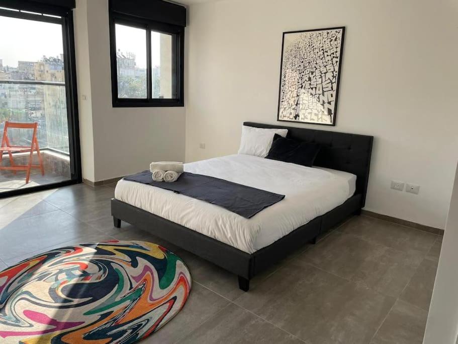 1 dormitorio con cama y ventana grande en Lovely flat in Tel Aviv 32, en Tel Aviv