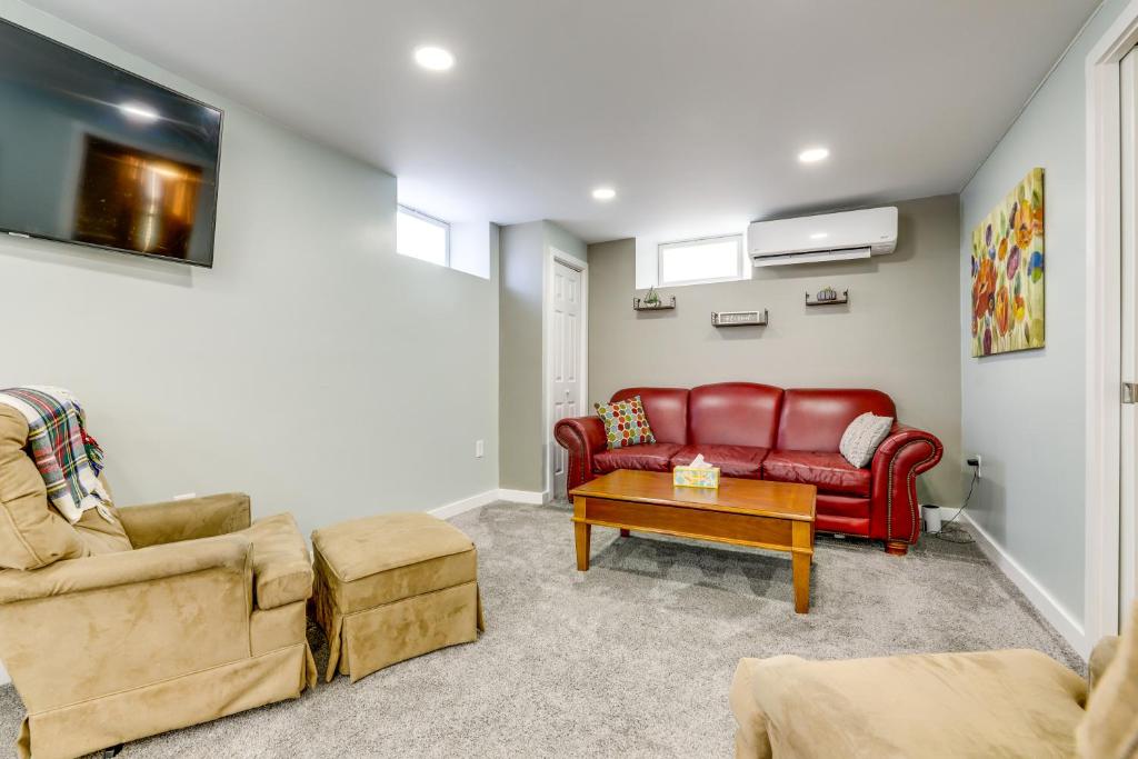 אזור ישיבה ב-Worcester Apt with Lake Access Close to Colleges!