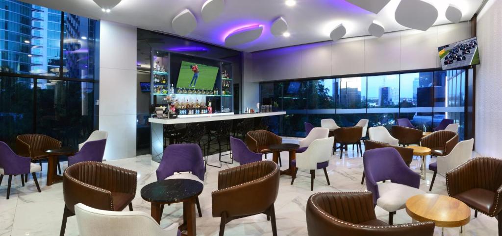 TV a/nebo společenská místnost v ubytování Hotel Guadalajara Country Club by HNF