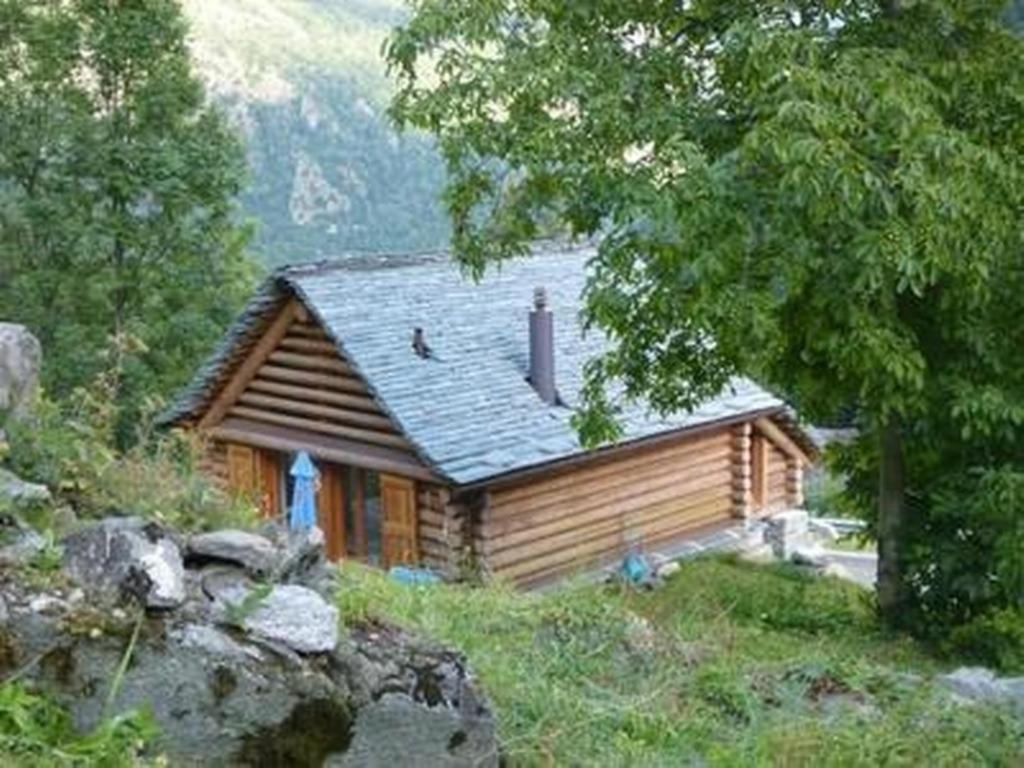 una cabaña de madera en medio de una montaña en Casa Isabella - b48559 en Peccia