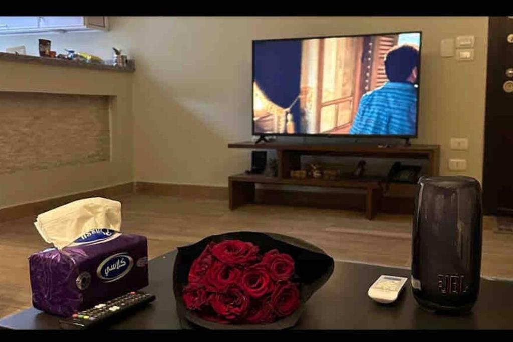 TV a/nebo společenská místnost v ubytování شقة
