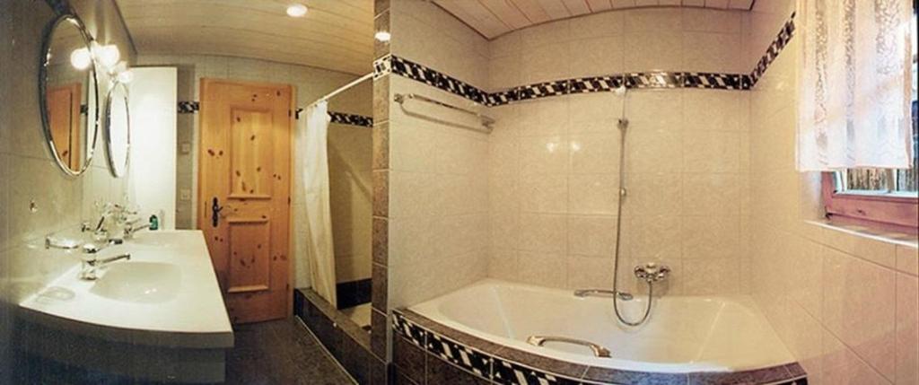 La salle de bains est pourvue d'une baignoire et d'un lavabo. dans l'établissement Curtin Sot 15a - b48538, à Sent