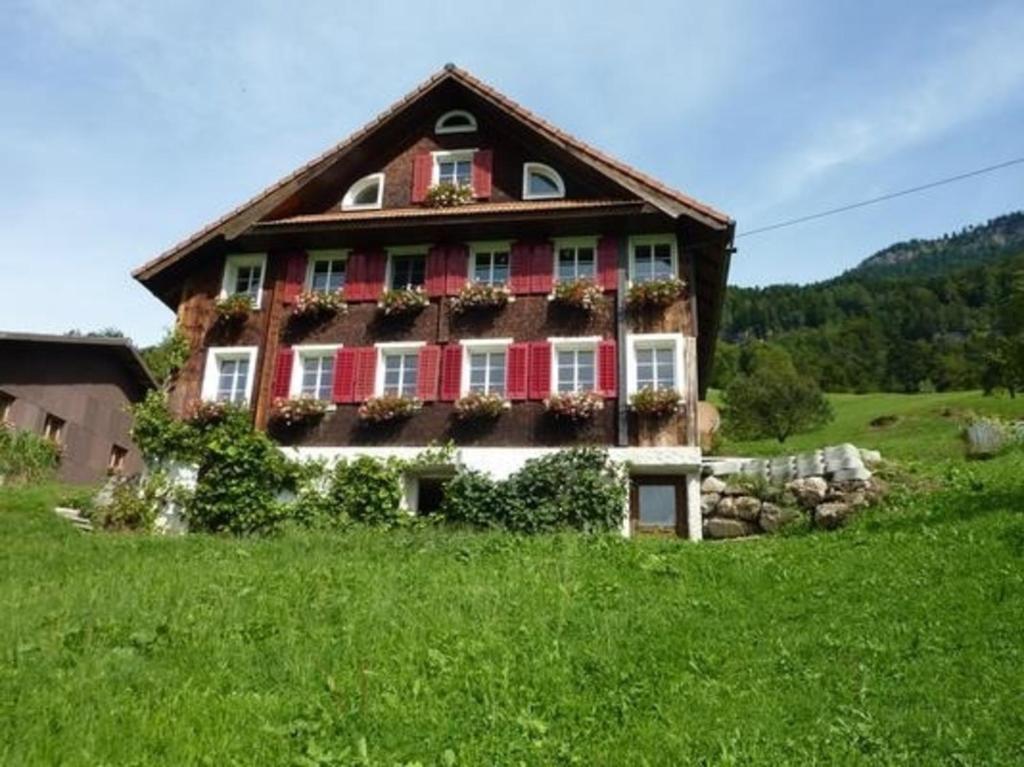 ein großes Haus auf einem Hügel mit grünem Gras in der Unterkunft Oberwilen - b48548 in Vitznau