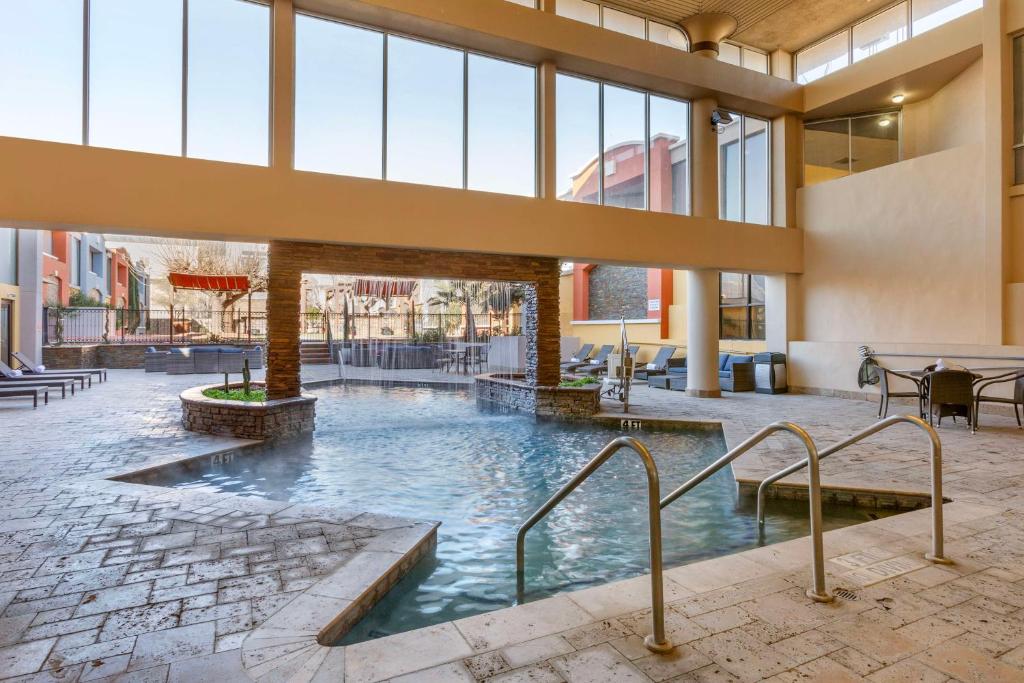 uma grande piscina num edifício com grandes janelas em Best Western Plus El Paso Airport Hotel & Conference Center em El Paso