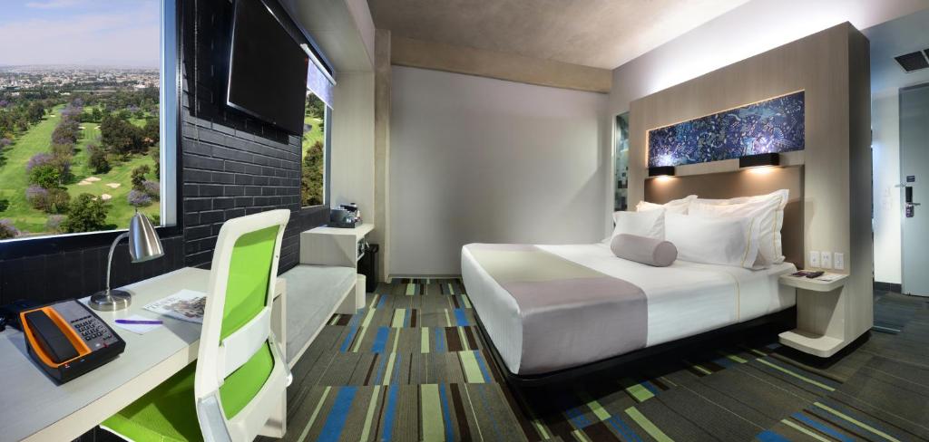 TV a/nebo společenská místnost v ubytování Hotel Guadalajara Country Club by HNF