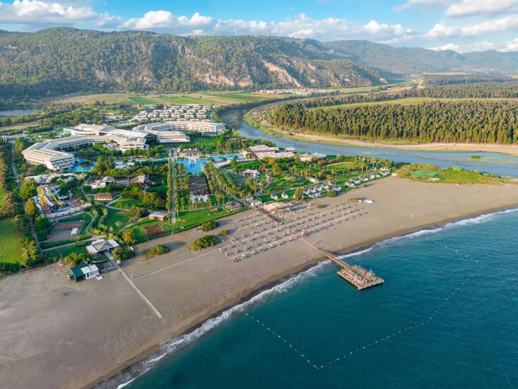 een luchtzicht op een strand naast het water bij Hilton Dalaman Sarigerme Resort & Spa in Dalaman