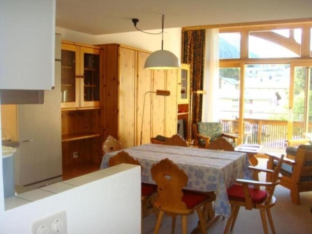 Casa Capricorn Nr 22 - b48498 في مالويه: مطبخ وغرفة طعام مع طاولة وكراسي