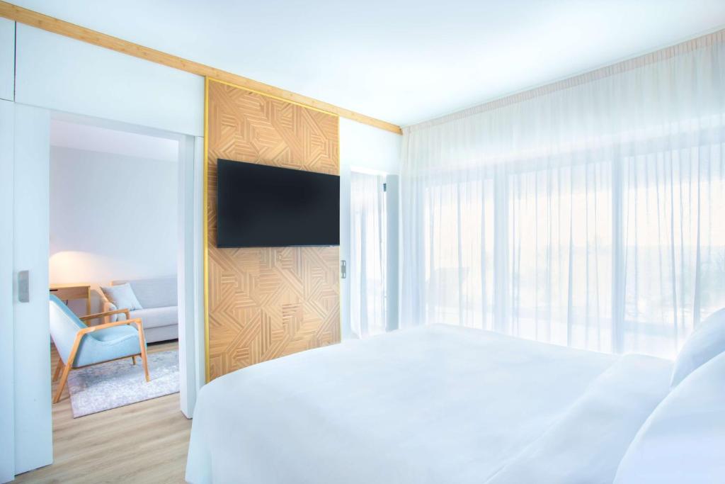 TV a/nebo společenská místnost v ubytování Radisson Hotel Saint Denis, La Reunion