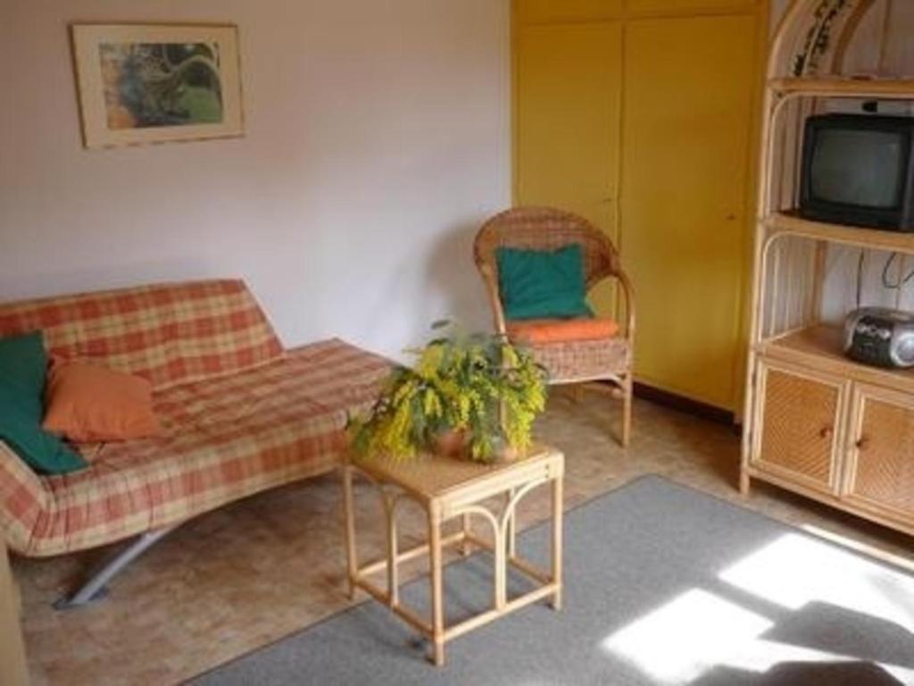 ein Wohnzimmer mit einem Sofa und 2 Stühlen in der Unterkunft Casa Adelizia - Erdgeschoss - b48561 in Ascona