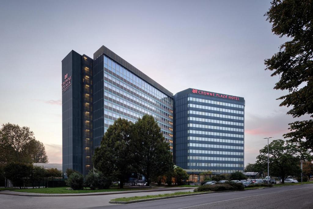 un edificio alto con muchas ventanas en Crowne Plaza Milan Linate, an IHG Hotel, en San Donato Milanese