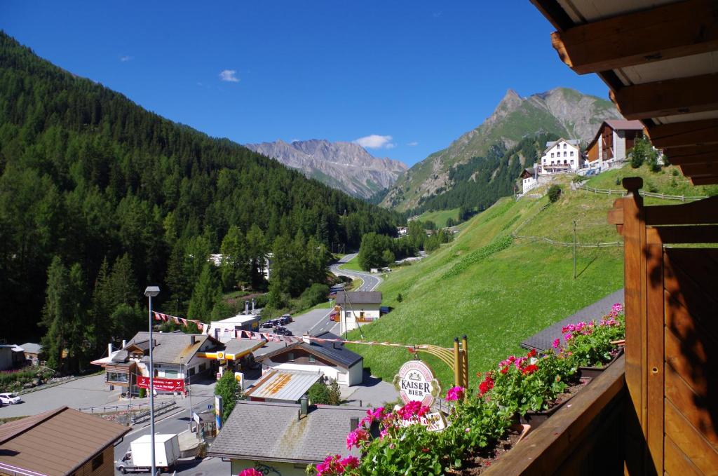 Nespecifikovaný výhled na hory nebo výhled na hory při pohledu z hotelu