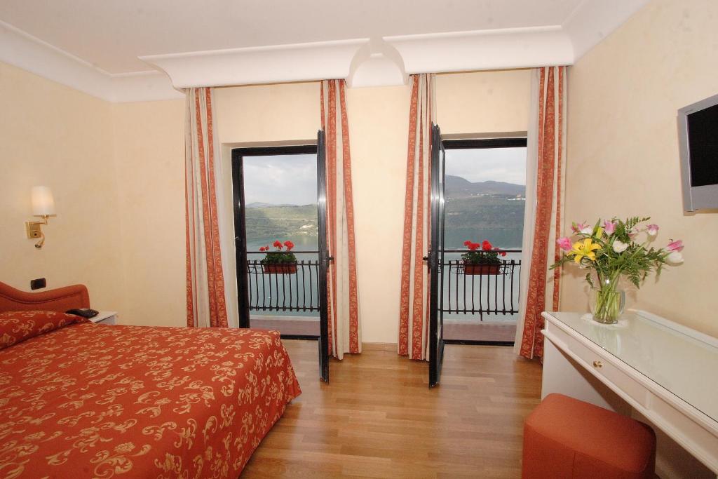 Postel nebo postele na pokoji v ubytování Hotel Castel Gandolfo