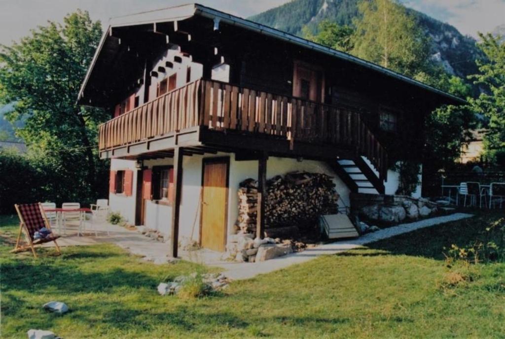 uma pequena casa com uma varanda e um deque em Chalet Oase Obere Wohnung - b48609 em Susten