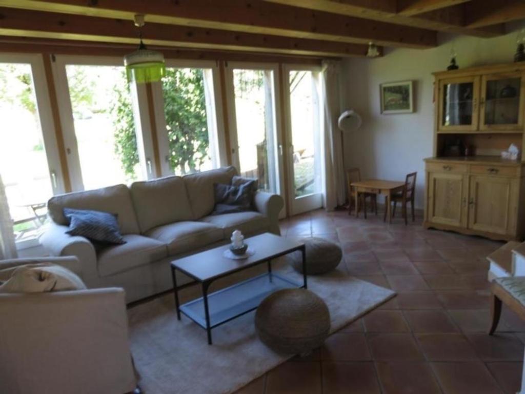 ein Wohnzimmer mit einem Sofa und einem Tisch in der Unterkunft Ferienwohnung Howart - b48611 in Ebnat