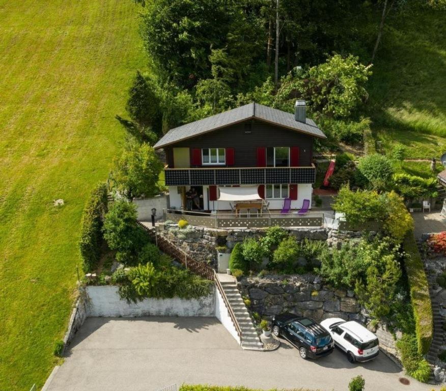 ein Haus mit zwei Autos, die davor geparkt sind in der Unterkunft Sonnige und saubere Ferienwohnung Selunblick im schönen Toggenburg - b48571 in Alt Sankt Johann