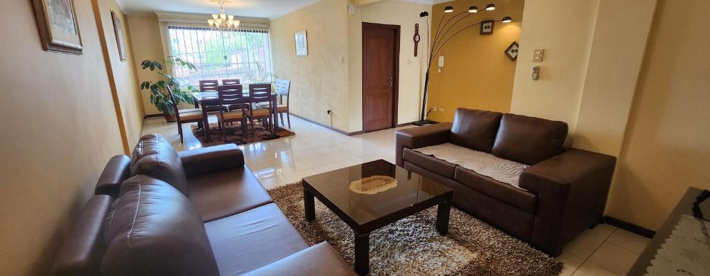 - un salon avec un canapé et une table dans l'établissement Lujosa Casa en Centro, à Santa Cruz de la Sierra