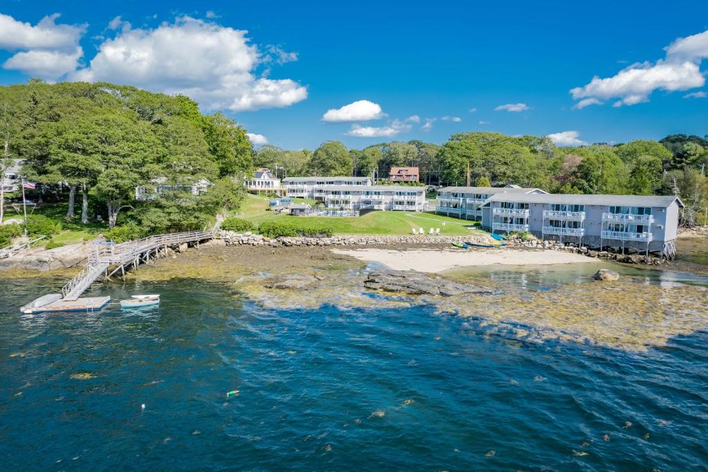 Smuggler's Cove Inn في Boothbay: اطلالة المنتجع من الجو على المياه