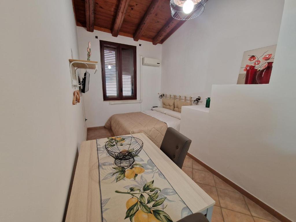 een tafel en stoelen in een kamer met een keuken bij Futura House 2 Bagheria in Bagheria